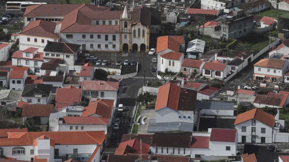 A empreitada agora lançada surge no âmbito do projeto inserido no Plano de Recuperação e Resiliência, ligando a costa norte à costa sul da ilha de São Jorge