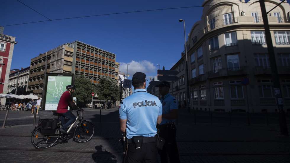 Elementos da Polícia de Segurança Pública (PSP) durante a apresentação das Unidades Móveis de Atendimento da PSP, na Praça da Batalha, no Porto, 28 de julho de 2022. As unidades móveis de atendimento, foram apresentadas hoje, simultaneamente em Lisboa e no Porto. JOSÉ COELHO/LUSA