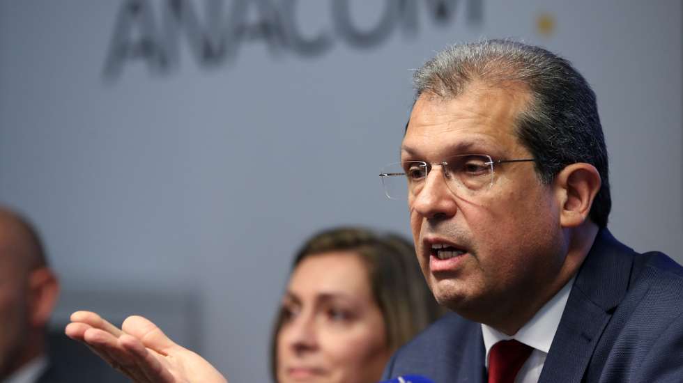 João Cadete Matos, presidente da ANACOM - Autoridade Nacional de Comunicações, fala durante a conferência de imprensa  sobre o Projeto de Regulamento do Leilão para a Atribuição de Direitos de Utilização de Frequências nas faixas dos 700 MHz, 900 MHz, 1800 MHz, 2,1 GHz, 2,6 GHz e 3,6 GHz, 10 fevereiro 2020, na sede da ANACOM,em Lisboa.      MANUEL DE ALMEIDA/LUSA