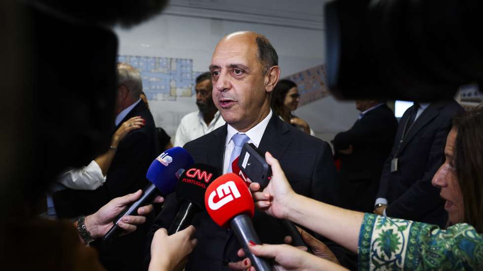 O ministro da Saúde, Manuel Pizarro, fala à comunicação social após a visita e inauguração da nova unidade de internamento de Psiquiatria do Hospital de Santa Maria, Centro Hospitalar Universitário Lisboa Norte, 10 de outubro de 2023.  ANTÓNIO COTRIM/LUSA