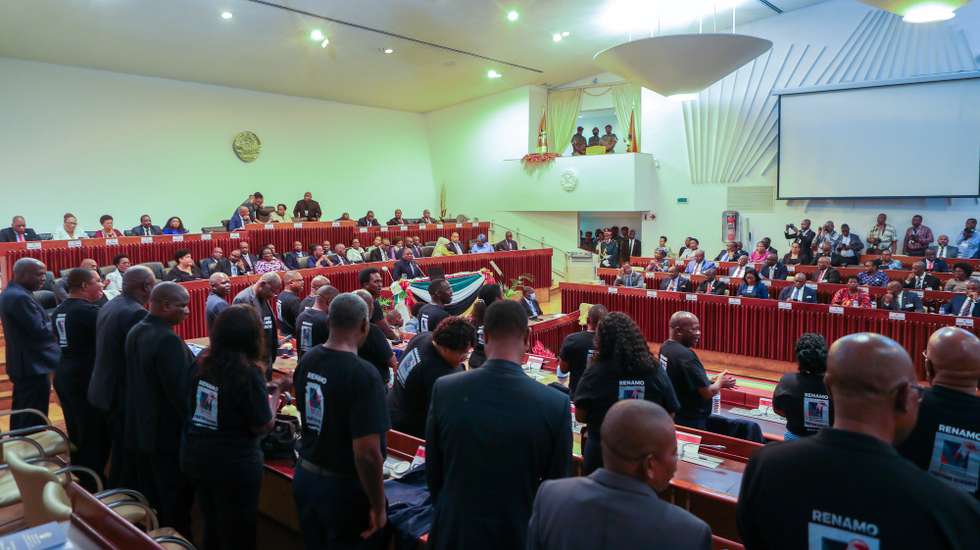 Deputados da Resistência Nacional Moçambicana (Renamo) vestidos com camisolas pretas, com escritos de repúdio ao que classificam como megafraude nas eleições autárquicas de 11 de outubro, entoam hinos de exaltação ao partido, durante a apresentação do relatório anual sobre o estado da nação no parlamento, em Maputo, Moçambique, 20 de dezembro de 2023. LUÍSA NHANTUMBO/LUSA