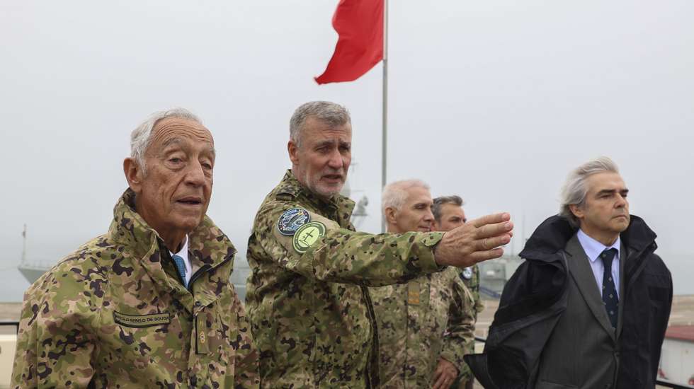 O Presidente da República, Marcelo Rebelo de Sousa (E), acompanhado pelo e ministro da Defesa Nacional, Nuno Melo (D), e pelo  Chefe do Estado-Maior da Armada, Almirante Gouveia e Melo, participa no Exercício Robotic Experimentation and Prototyping Augmented by Maritime Unmmanned Systems (REPMUS), o maior exercício de experimentação operacional de sistemas não tripulados (vulgo Drones) do Mundo que se está a realizar, uma vez mais, em Portugal, na Zona Livre Tecnológica Infante D. Henrique, até 27 de setembro, Setúbal, 25 de setembro de 2024.  TIAGO PETINGA/LUSA