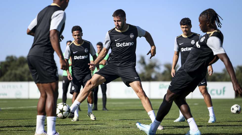 epa11607915 Sporting CP player Goncalo Inacio (C) and teammates attend the team's training session at the Cristiano Ronaldo academy in Alcochete, Portugal, 16 September 2024. Sporting CP will face LOSC Lille in their first match of the UEFA Champions League 2024-25 season on 17 September 2024.  EPA/FILIPE AMORIM