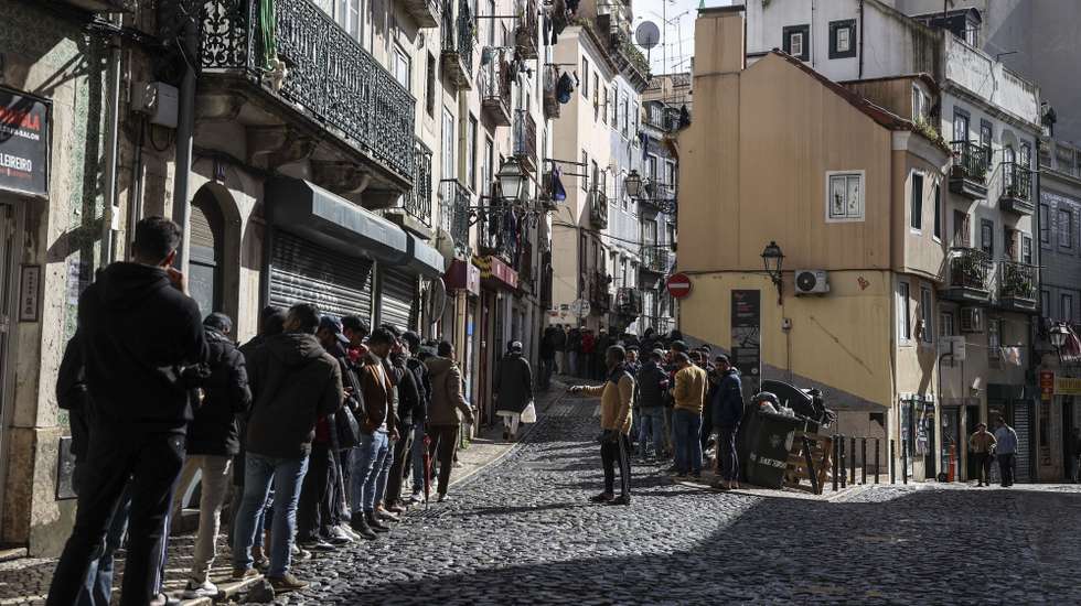 Fiéis muçulmanos aguardam numa rua da Mouraria para conseguirem entrar numa das mesquitas improvisadas para participarem nas orações, em Lisboa, 09 de fevereiro de 2024. (ACOMPANHA TEXTO DA LUSA DO DIA 12 DE FEVEREIRO DE 2024). MIGUEL A. LOPES/LUSA
