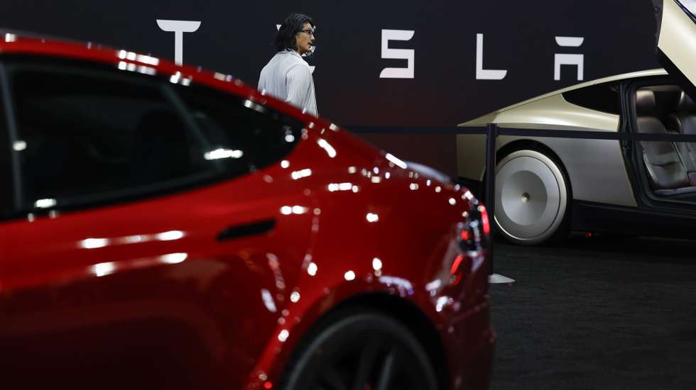 epa11733910 An attendee looks at Tesla cars during the AutoMobility LA Auto Show at the LA Convention Center in Los Angeles, California, USA, 21 November 2024. The Los Angeles Auto Show will be open to the general public from 22 November to 01 December.  EPA/CAROLINE BREHMAN