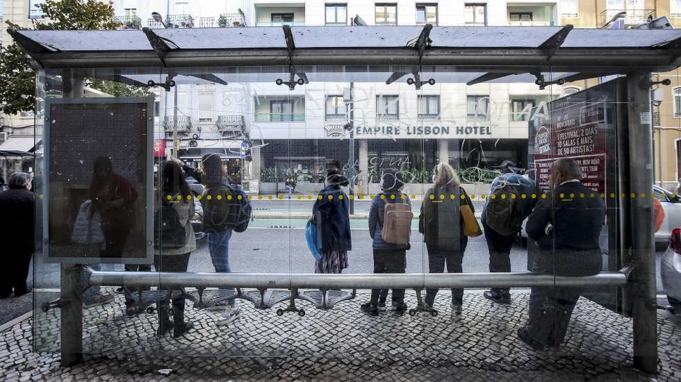 Populares aguardam por um autocarro no dia da greve de trabalhadores do Metropolitano de Lisboa, convocada pelos Sindicatos representativos dos trabalhadores do Metropolitano de Lisboa, esta greve de 24 horas abrange a generalidade dos trabalhadores. Esta greve levou a uma maior procura pelos transportes da Carris, em Lisboa, 04 de novembro de 2021. NUNO FOX/LUSA