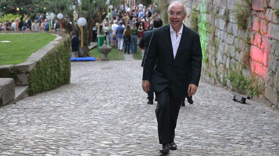 O candidato às eleições presidenciais, Luís Marques Mendes, à chegada para o jantar de São João e assistiram ao fogo de artifício, organizado pela Câmara Municipal do Porto na Casa do Roseiral, Jardins do Palácio de Cristal, no Porto. 23 de junho de 2025. FERNANDO VELUDO/LUSA