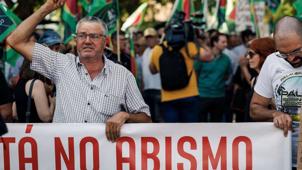 Um agricultor participa na manifestação dos viticultores do Douro, promovida pela Confederação Nacional da Agricultura e pela Associação dos Viticultores e da Agricultura Familiar Douriense, para alertar para a crise que afeta a região, exigirem soluções e a venda de uvas a preços justos, no Peso da Régua, 02 de julho de 2025. PEDRO SARMENTO COSTA/LUSA