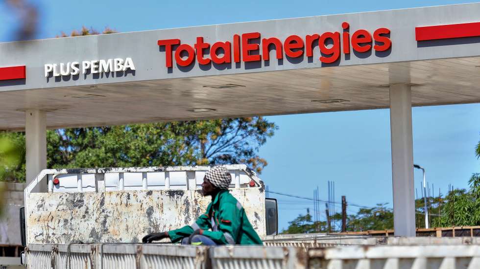 Bombas de combustível da Total em Pemba, capital provincial de Cabo Delgado, Moçambique, 30 de julho de 2025. Os empresários moçambicanos receiam eventuais limitações de segurança no fornecimento de serviços ao megaprojeto de gás natural da TotalEnergies em Cabo Delgado, após a onda de ataques terroristas, mas o governador local afirma não haver motivo para preocupações. (ACOMPANHA TEXTO DA LUSA DE 04-08-2025) LUÍSA NHANTUMBO/LUSA