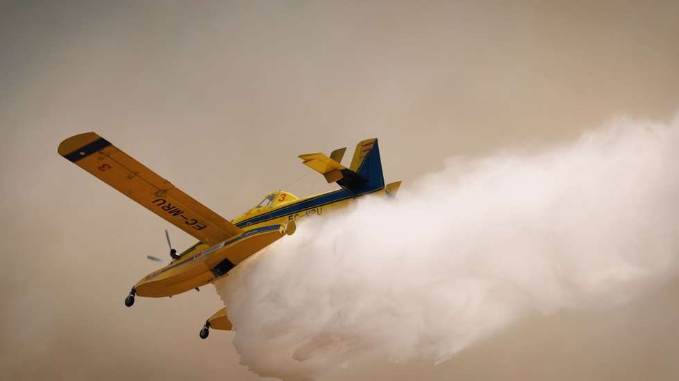Um avião AirTractor faz a descarga no incêndio em  Alvite, Moimenta da Beira, 9 de Agosto de 2025. O incêndio em mato em Alvite, no concelho de Moimenta da Beira, no distrito de Viseu, continua ativo e, segundo os dados do portal da Autoridade Nacional e Proteção Civil, estão 376 homens no combate às chamas, com 105 veículos e nove meios aéreos. PEDRO SARMENTO COSTA/LUSA