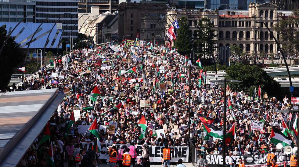 epa12319363 Protesters wave flags and hold signs during a pro-Palestinian march in Brisbane, Australia, 24 August 2025.  EPA/JASON O'BRIEN NO ARCHIVING AUSTRALIA AND NEW ZEALAND OUT