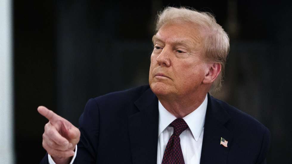 epa12353360 US President Donald Trump gestures as he hosts a dinner for US tech leaders at the White House, in Washington, DC, USA, 04 September 2025.  EPA/WILL OLIVER / POOL