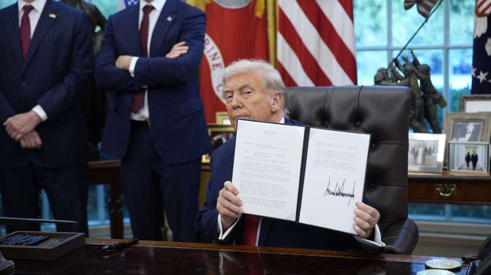 epa12406294 US President Donald Trump (R) signs executive orders in the presence of US Vice President JD Vance (C) and US Treasury Secretary Scott Bessent (L) in the Oval Office of the White House in Washington, DC, USA, 25 September 2025.  EPA/YURI GRIPAS / POOL