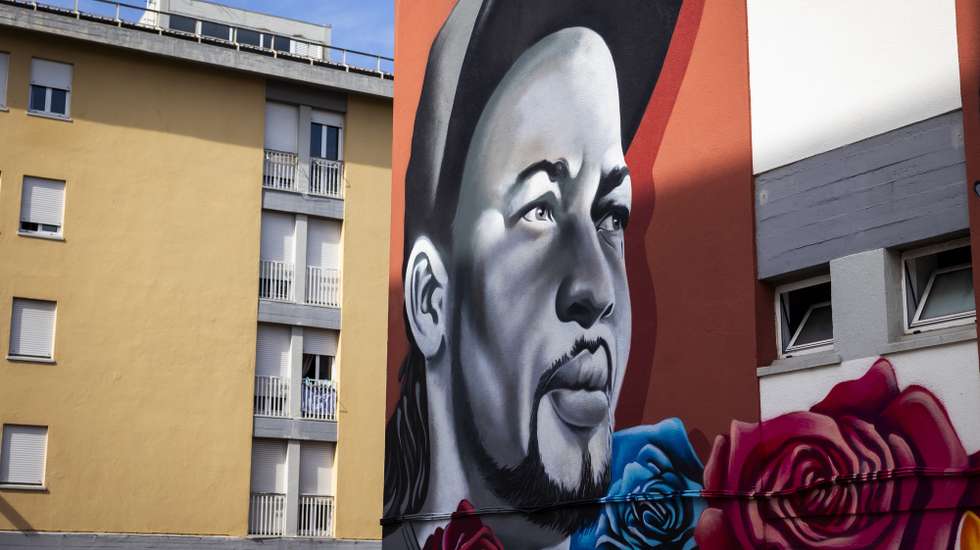 Mural de homenagem a Odair Moniz, natural de Cabo Verde e imigrante em Portugal, que foi alvejado por um agente da Polícia de Segurança Pública (PSP) a 21 de outubro de 2024, com a inauguração de um mural, um almoço comunitário e concertos, no Bairro do Zambujal, Amadora, 18 de outubro de 2025. JOSÉ SENA GOULÃO/LUSA