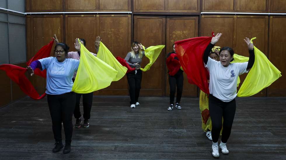 Ensaio coletivo de Rumor, um espetáculo de dança e música com a participação de um coletivo de pessoas vivas e também desaparecidas de Coimbra e se debruça sobre os mistérios de uma nova História para a cidade de Coimbra, com o Grupo Etnográfico da Região, Coro BAIXaVoz e a Comunidade Nepalesa, no Antigo Inatel, em Coimbra, 26 de novembro de 2025. (ACOMPANHA TEXTO DE 28 DE NOVEMBRO DE 2025). PAULO NOVAIS/LUSA