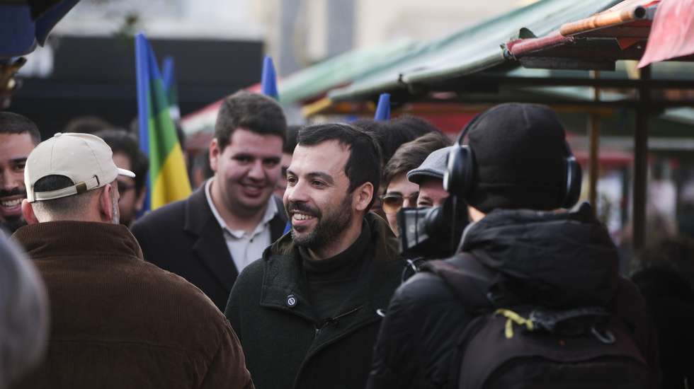 O candidato às eleições presidenciais Jorge Pinto (C) durante a visita ao mercado da Praça da Fruta onde contactou com vendedores e a população que visita este mercado diário realizado a céu aberto nas Caldas da Rainha, 10 de janeiro de 2026. Os portugueses elegem o novo Presidente da República em 18 de janeiro. CARLOS BARROSO/LUSA