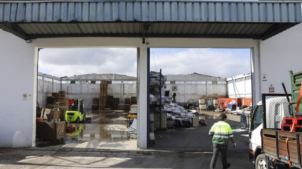 A empresa de paletes Vicarpal sofreu danos graves pela passagem da tempestade Kristin em Leiria, 20 de fevereiro de 2026. (ACOMPANHA TEXTO DE 21-02-2026) PAULO CUNHA/LUSA