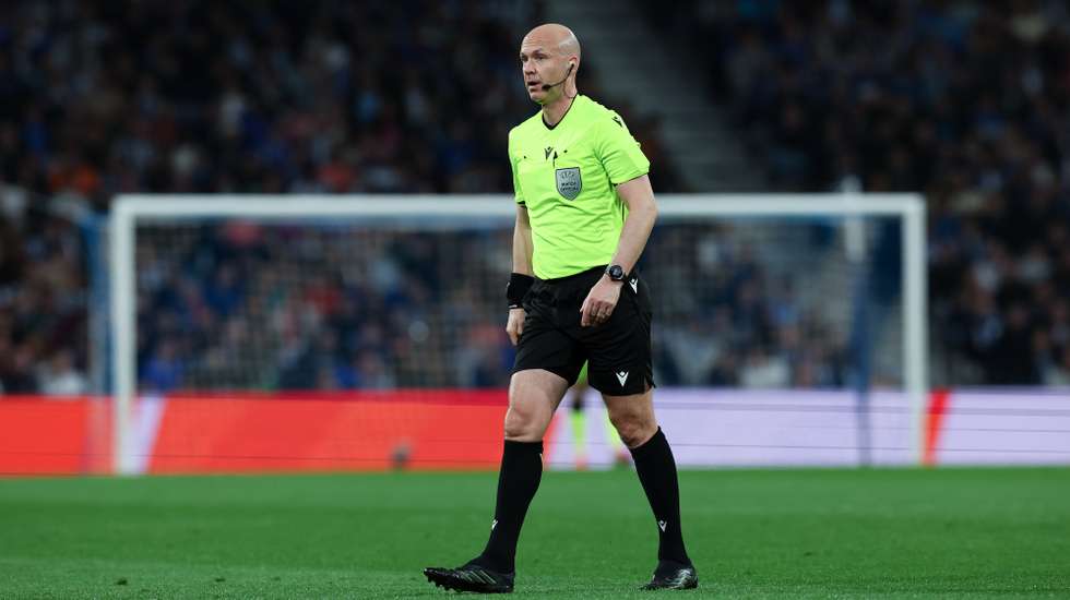 epa12834436 Referee Anthony Taylor gestures during the UEFA Europa League round of 16, 2nd leg soccer match between FC Porto and VfB Stuttgart in Porto, Portugal, 19 March 2026.  EPA/ESTELA SILVA