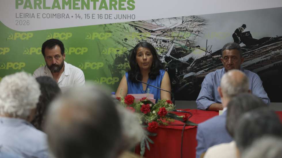 Paula Santos (C), líder parlamentar do Partido Comunista Português (PCP),  ladeada por Luis Caixeiro (E) e Rui Fernandes (D), membros do Comité Central do PCP, dá inicio ás Jornadas Parlamentares do partido a decorrer nos distritos de Leiria e Coimbra até amanhã, Marinha Grande, 15 de junho de 2026. PAULO CUNHA/LUSA
