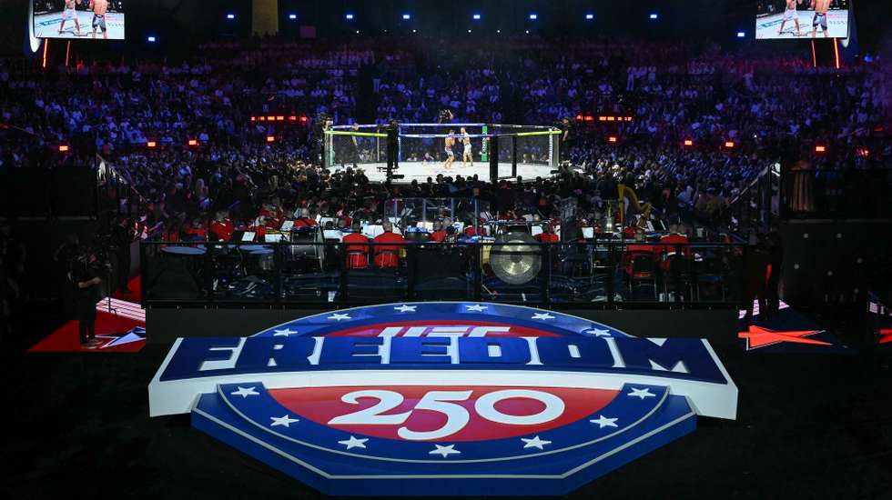 epaselect epa13038011 Ilia Topuria of Georgia and Justin Gaethje of the USA in action during their lightweight title bout at the 'UFC Freedom 250' mixed martial arts event on the South Lawn of the White House in Washington, DC, USA, in the early morning hours of 15 June 2026. The event is being held as part of US President Donald Trump's 80th birthday weekend activities.  EPA/SAUL LOEB / POOL