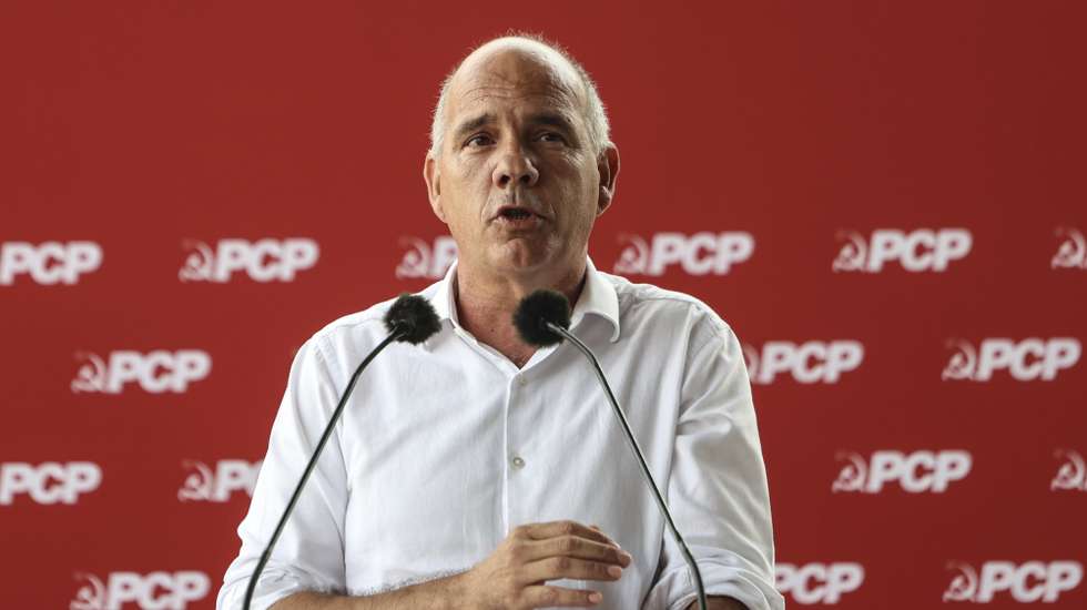 O secretário-geral do Partido Comunista Português (PCP), Paulo Raimundo, fala durante a apresentação do livro "Dossier: Desastre na Ferrovia - 35 anos de Liberalização" na estação do Rossio em Lisboa, 25 de agosto de 2026. TIAGO PETINGA/LUSA