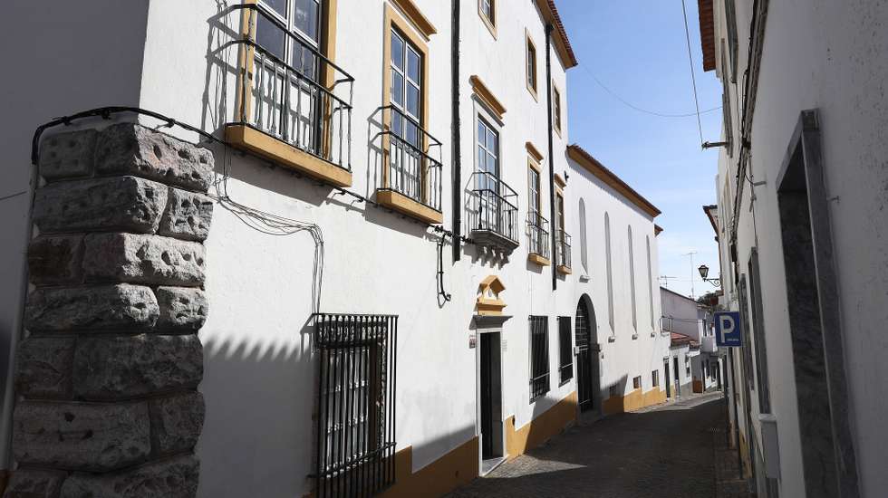 Lar Mansão de São José, em Beja, de onde serão hoje transferidas 58 utentes infetadas com o novo coronavírus, para uma zona preparada para o efeito na Base Aérea 11 (BA11). Beja, 17 de outubro de 2020. O surto de covid-19 no lar Mansão de São José foi confirmado na quarta-feira, depois de utentes e funcionários terem sido testados à presença do SARS-CoV-2 na sequência da confirmação de dois casos positivos, uma utente e uma funcionária. NUNO VEIGA/LUSA