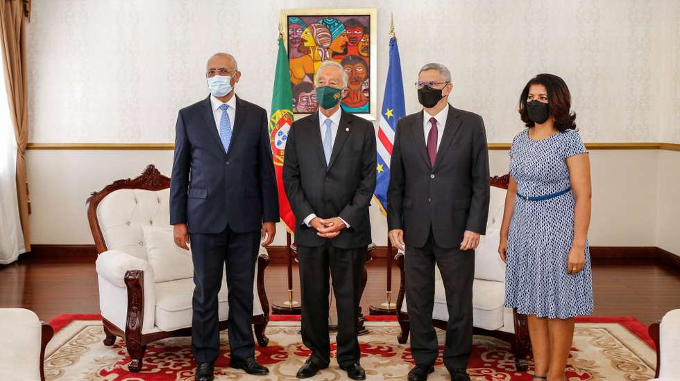 O Presidente da República de Portugal, Marcelo Rebelo de Sousa (C), acompanhado pelo Presidente de Cabo Verde, Jorge Carlos Fonseca (2D) e pela sua mulher, Lígia Fonseca (D), e pelo presidente da Assembleia Nacional, Jorge Santos (E), durante uma visita oficial a Cabo Verde, Praia, Cabo Verde, 17 de maio de 2021. Marcelo Rebelo de Sousa, realiza hoje a sua quarta visita oficial a Cabo Verde. FERNANDO DE PINA/LUSA