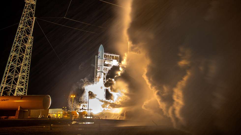 epa11064160 The United Launch Alliance Vulcan Centaur rocket, part of the Astrobotic's Peregrine Mission One, lifts off from Space Launch Complex 41 at Kennedy Space Center in Merritt Island, Florida, USA, 08 January 2024. According to NASA, the Astrobotic's Peregrine Mission One carries NASA and commercial payloads to the Moon to study the lunar exosphere, thermal properties, and hydrogen abundance of the lunar regolith, magnetic fields, and the radiation environment of the lunar surface, as part of NASA's Artemis lunar exploration efforts.  EPA/CRISTOBAL HERRERA-ULASHKEVICH
