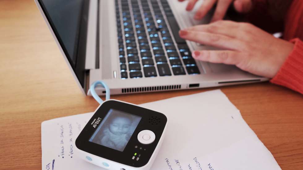 Uma mulher trabalha em casa como seu computador