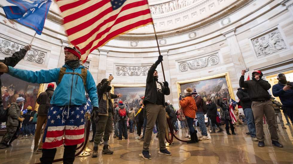 Apoiantes de Donald Trump na invasão ao Capitólio. EPA/JIM LO SCALZO