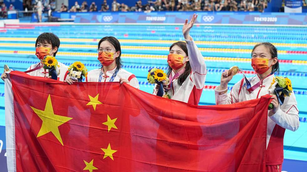 epa09375509 Team China's Junxuan Yang, Muhan Tang, Yufei Zhang and Bingjie Li celebrate with their gold medalsl after the Women's 4 x 200m Freestyle Relay Final during the Swimming events of the Tokyo 2020 Olympic Games at the Tokyo Aquatics Centre in Tokyo, Japan, 29 July 2021.  EPA/NIC BOTHMA