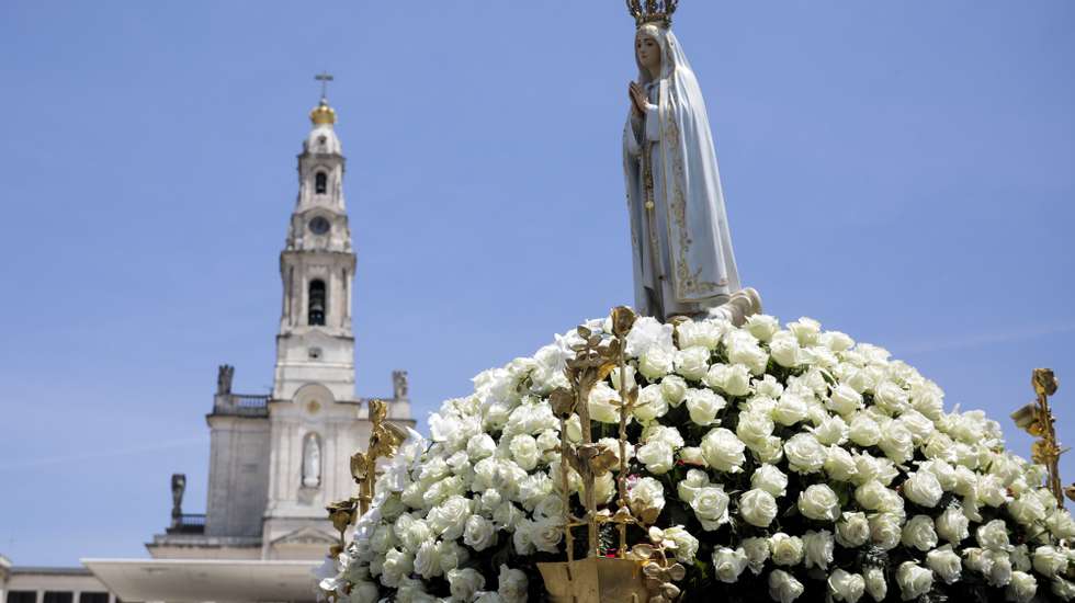 A imagem de Nossa Senhora de Fátima é levada no andor durante a Procissão do Adeus integrada nas celebrações religiosas da Peregrinação Internacional Aniversária de maio no Santuário de Fátima, 13 de maio de 2022. PAULO CUNHA/LUSA