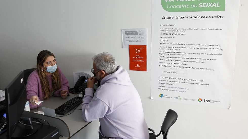 Reportagem sobre a medida Via Verde, que permite aos utentes sem médico de família marcar de véspera, pelo telefone, uma consulta e serem atendidos por elementos de uma equipa composta por médicos, enfermeiros e assistentes, no Centro de Saúde de Corroios, em Almada, 26 de janeiro de 2023. (ACOMPANHA TEXTO DO DIA 06 FEVEREIRO 2023)  ANTÓNIO PEDRO SANTOS/LUSA