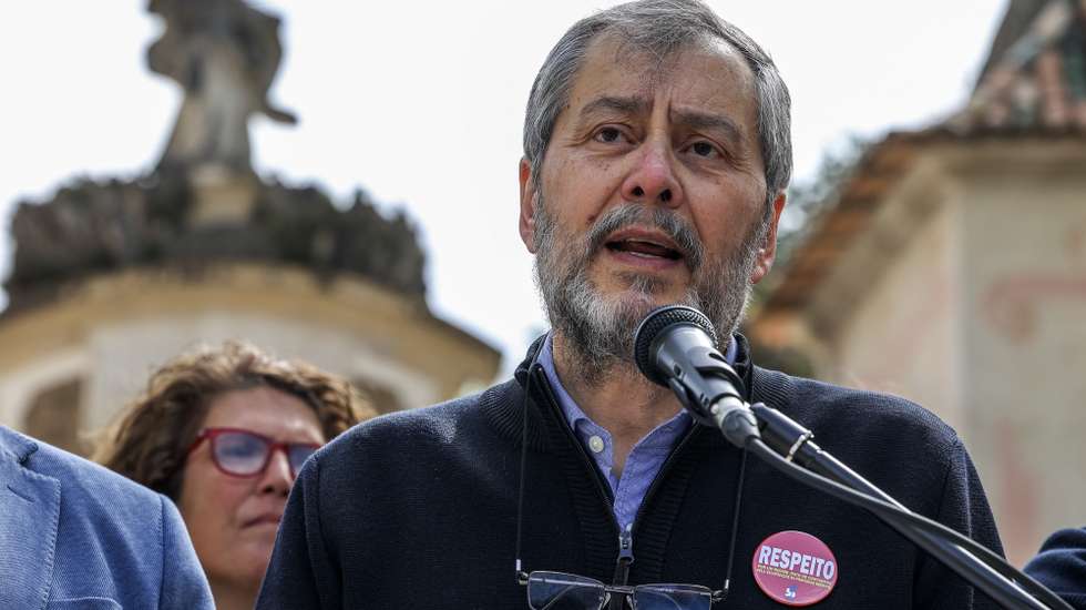 O secretário-geral da FENPROF, Mário Nogueira, intervém na conferência de imprensa das organizações sindicais de professores, ASPL, FENPROF, FNE, PRÓ-ORDEM, SEPLEU, SINAPE, SINDEP, SIPE e SPLIU, para dar a conhecer o formato da nova ronda de greves por distrito - durante 18 dias úteis, de 17 de abril a 12 de maio -, bem como outras ações que vão ser levadas a efeito, devido à "indisponibilidade do Ministério da Educação para recuperar o tempo de serviço e tomar outras medidas que os docentes reclamam", em Coimbra, 29 de março de 2023. PAULO NOVAIS/LUSA