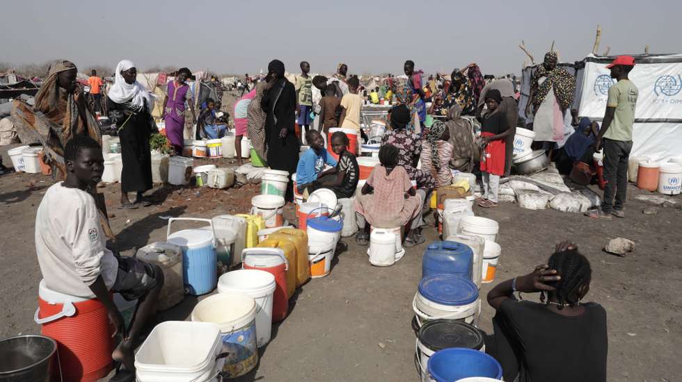 epa10629548 South Sudanese returnees who fled the violence in Sudan, stand in line as they wait for some water to arrive at the transit area set up by the UNHCR in the Upper Nile State town of Renk, South Sudan, 15 May 2023. According to the United Nations, some 200,000 people have fled the conflict in Sudan between 15 April and 12 May 2023. Around 40.000 are in South Sudan, and about two million people were internally displaced. Leaving behind them the armed conflict between the Sudanese military and the RSF (Rapid Support Forces) militia which started one month ago today, most of the refugees in South Sudan are South Sudanese returnees, part of the some 800,000 who had previously fled the war in South Sudan and who are now returning to a country which is barely out of conflict itself, with tensions still remaining in many areas.  EPA/AMEL PAIN