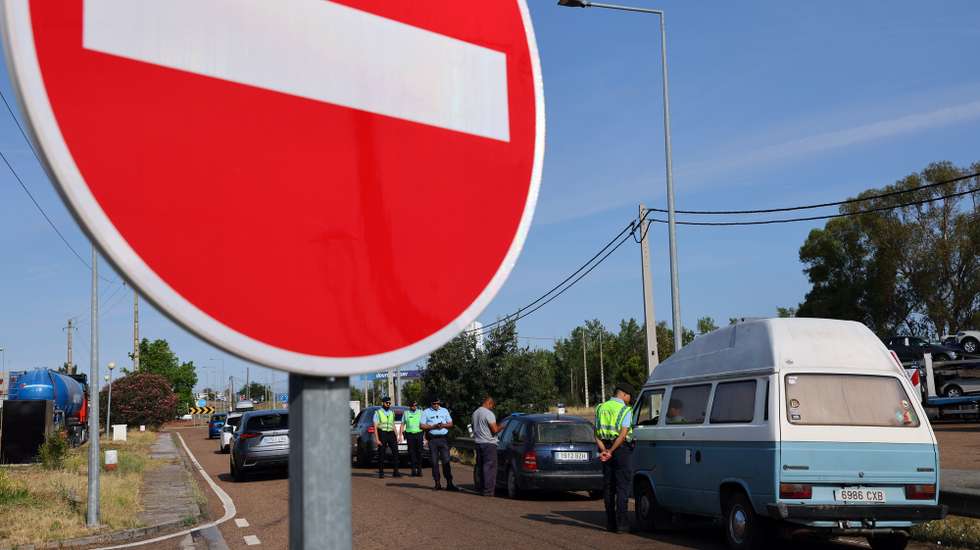 Militares da Guarda Nacional Republicana (GNR) dedicados ao controlo de fronteiras , procedem à  identificação seletiva de condutores de ligeiros à entrada para Portugal na fronteira do Caia (Elvas). Estas ações iniciaram às 00.00 de hoje nos 21 pontos de passagem autorizados na fronteira terrestre nacional, devido às Jornadas Mundiais da Juventude, que decorrerão no início do mês de agosto. Elvas, 22 de julho de 2023. NUNO VEIGA/LUSA