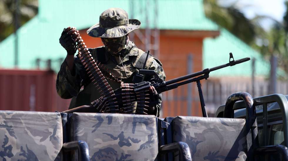 Tropas de Moçambique vigiam perímetro na aldeia de Mute, Cabo Delgado, norte de Moçambique, 26 de junho de 2023. Há residentes de etnia maconde que já rumaram a Mueda, no planalto de Cabo Delgado, “para plantar milho”, mas o que os muânis como Assumane sabem fazer é plantar arroz nos campos de Auasse, ali perto de Mocímboa de Praia. (acompanha texto de 26 de junho de 2023). LUÍS FONSECA/LUSA