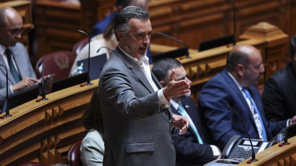 O deputado do IL, João Cotrim Figueiredo, intervém no debate de urgência pedido pelo Bloco de Esquerda sobre a degradação na saúde e falta de médicos. Assembleia da República em Lisboa, 10 de maio de 2023. MIGUEL A. LOPES/LUSA