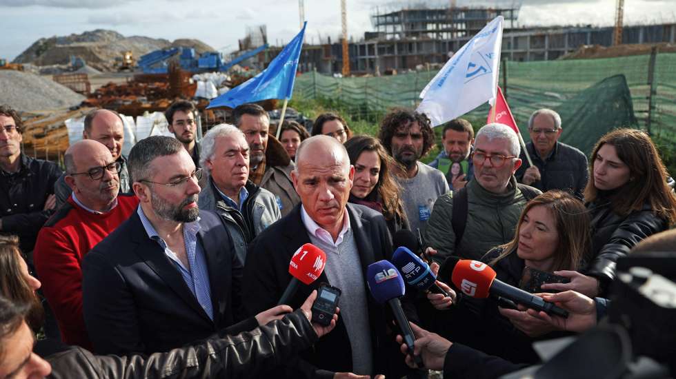 O secretário-geral do Partido Comunista Português (PCP), Paulo Raimundo, presta declarações aos jornalistas junto à obra do Hospital Central do Alentejo, numa ação de pré-campanha da Coligação Democrática Unitária (CDU), em Évora, 24 de fevereiro de 2024. NUNO VEIGA/LUSA