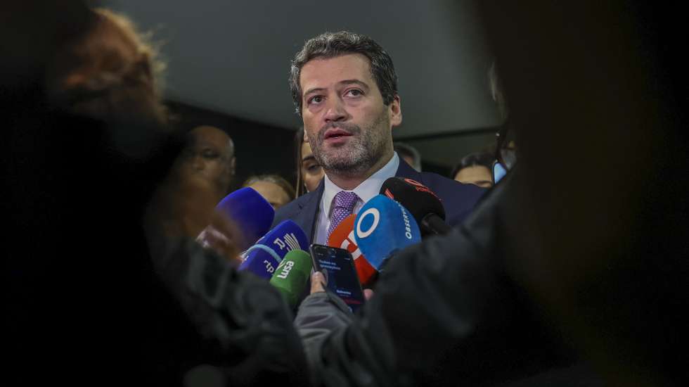 O presidente do Chega, André Ventura, fala aos jornalistas à chegada para o jantar/comício da campanha do partido para as eleições legislativas de 10 de março, num restaurante na Figueira da Foz, 2 de março de 2024. PAULO NOVAIS/LUSA