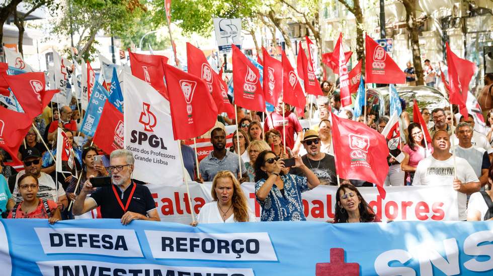 Delegados, dirigentes e ativistas sindicais protestam em frente ao Ministério da Saúde em defesa do SNS - Serviço Nacional de Saúde, em Lisboa, 13 de setembro de 2024. ANTÓNIO PEDRO SANTOS/LUSA