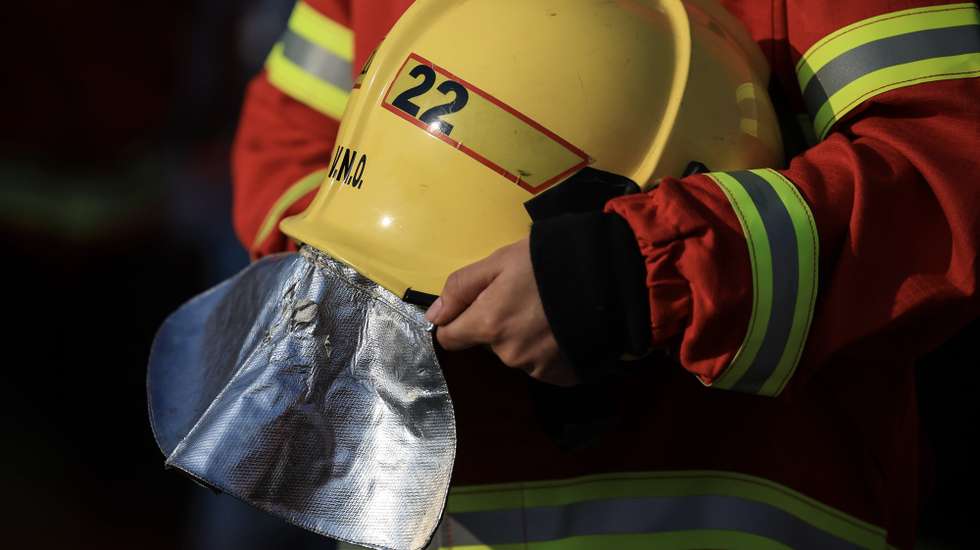 Cerimónias fúnebres dos três bombeiros de Vila Nova de Oliveirinha falecidos no combate ao incêndio do concelho de Tábua no dia 17 de setembro, Vila Nova de Oliveirinha, 21 de setembro de 2024. Sete pessoas morreram e 177 ficaram feridas devido aos incêndios que atingiram desde domingo sobretudo as regiões Norte e Centro do país e destruíram dezenas de casas. A área ardida em Portugal continental desde domingo ultrapassa os 124 mil hectares, segundo o sistema europeu Copernicus, que mostra que nas regiões Norte e Centro já arderam mais de 116 mil hectares, 93% da área ardida em todo o território nacional. JOSÉ COELHO/LUSA