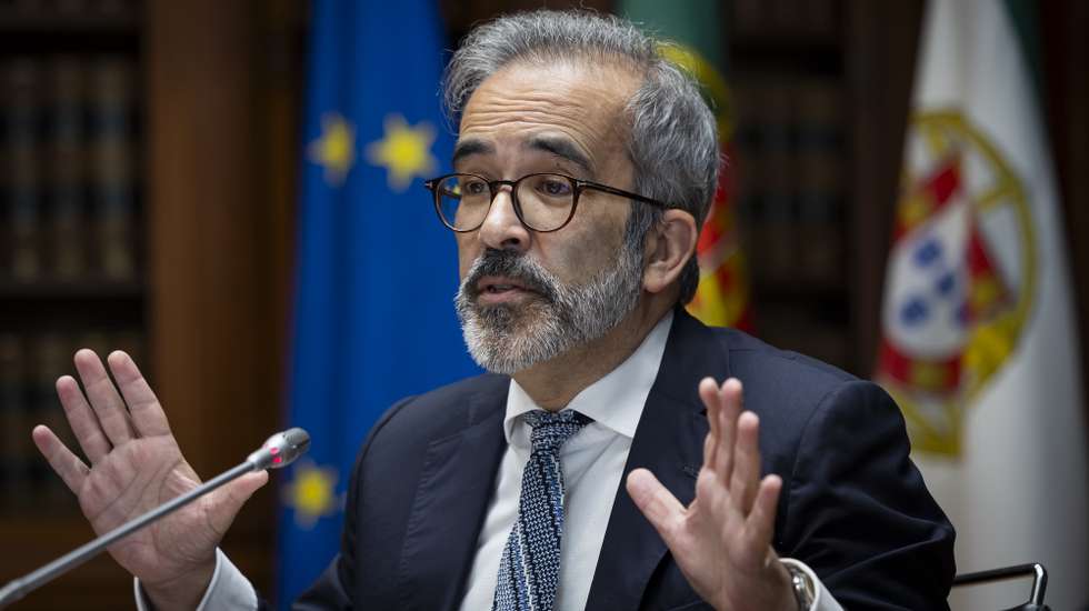 O ministro de Estado e dos Negócios Estrangeiros, Paulo Rangel, intervém na sua audição perante a Comissão de Assuntos Europeus, para prestar esclarecimentos na sequência do parecer negativo do Comité de Avaliação do TJUE relativamente à nomeação pelo governo para o cargo de juiz do Tribunal de Justiça da União Europeia (TJUE), de Gonçalo Almeida Ribeiro, na Assembleia da República, em Lisboa, 30 de outubro de 2024. JOSÉ SENA GOULÃO/LUSA