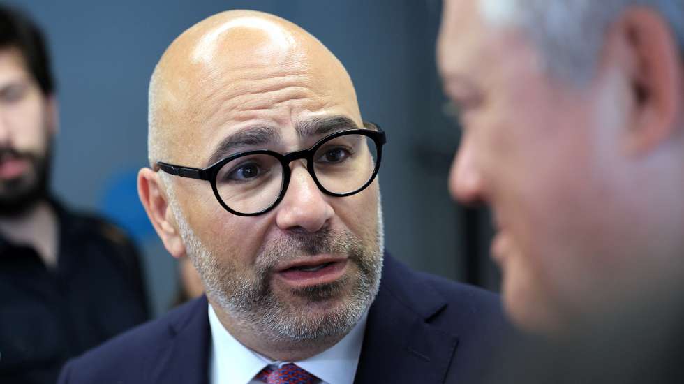 O ministro das Infraestruturas e Habitação, Miguel Pinto Luz (E), conversa com o presidente da Área Metropolitana do Porto, Eduardo Vítor Rodrigues, depois de se ter reunido com o Conselho Metropolitano do Porto, na Sede da Área Metropolitana do Porto, 03 de setembro de 2024. ESTELA SILVA/LUSA