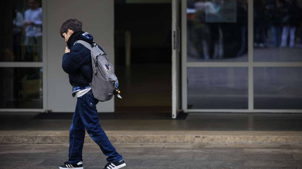 Alunos no exterior da Escola Clara de Resende em dia de greve da Função Pública, no Porto, 06 de dezembro de 2024. Os trabalhadores da função pública cumprem hoje uma greve de 24 horas e a saúde e a educação deverão ser os setores mais afetados. JOSÉ COELHO/LUSA