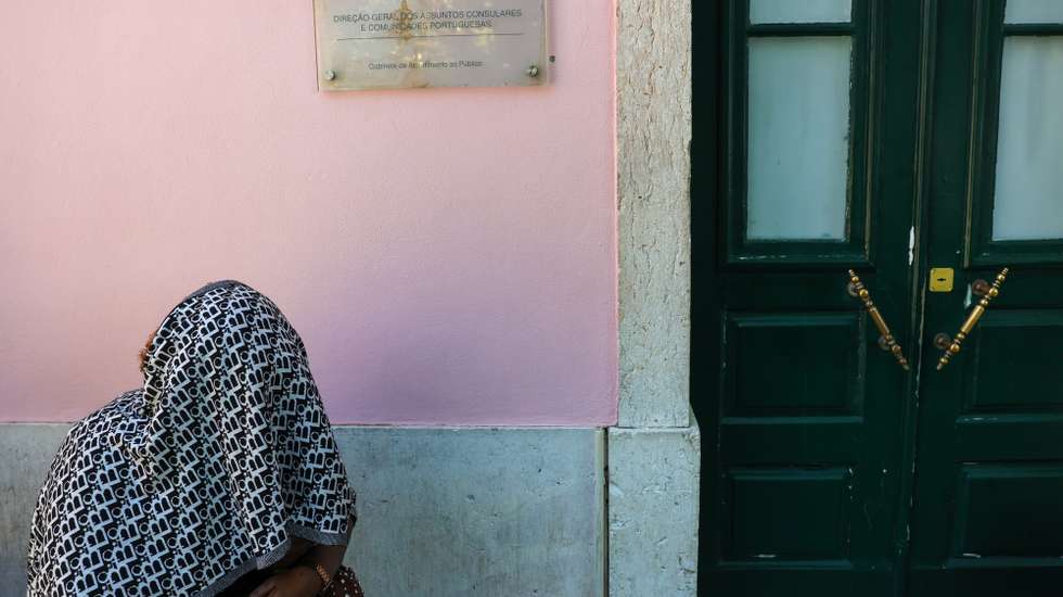 Dezenas de imigrantes, na maioria angolanos, aguardam há dias a validação dos seus documentos na Direção Geral dos Assuntos Consulares (DGAC),  junto à qual várias pessoas têm dormido na rua, em cima de cartões, para assegurar o atendimento, Lisboa, 21 de maio de 2025.  MANUEL DE ALMEIDA/LUSA