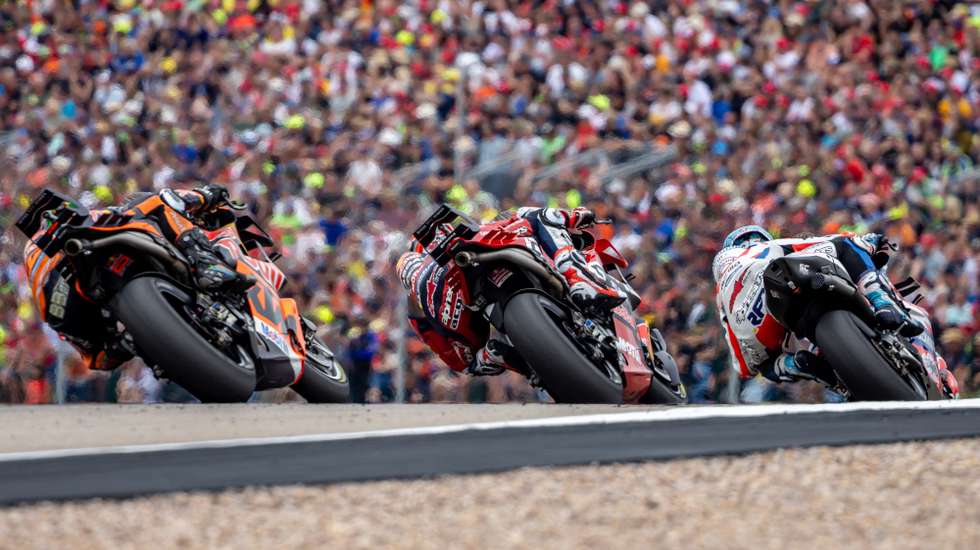 epa11464995 Riders in action during the MotoGP race of the Motorcycling Grand Prix of Germany, at the Sachsenring racetrack in Hohenstein-Ernstthal, Germany, 07 July 2024.  EPA/MARTIN DIVISEK