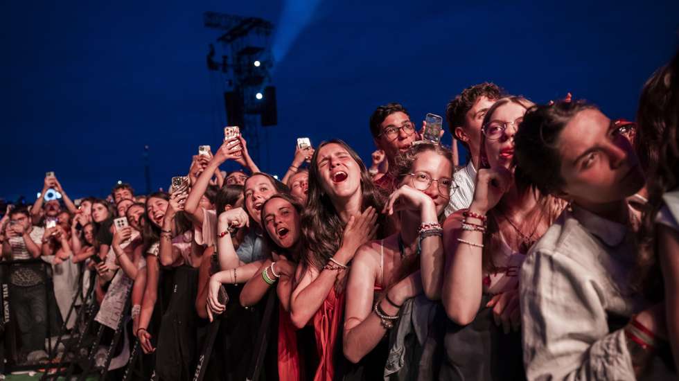 epa12230366 Festival goers watch US singer and songwritter Noah Kahan perform during the NOS Alive festival in Oeiras, near Lisbon, Portugal, 10 July 2025. The three-day festival runs until 12 July.  EPA/JOSE SENA GOULAO