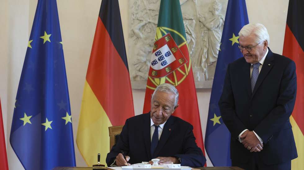 O Presidente da República, Marcelo Rebelo de Sousa (E), ladeado pelo Presidente da Alemanha, Frank-Walker Steinmeier (D), assina o Livro de Honra, durante a cerimónia de boas-vindas ao chefe de Estado português, no Palácio Bellevue, no âmbito da visita oficial à Alemanha, em Berlim, Alemanha, 12 de setembro de 2025. PAULO NOVAIS/LUSA
