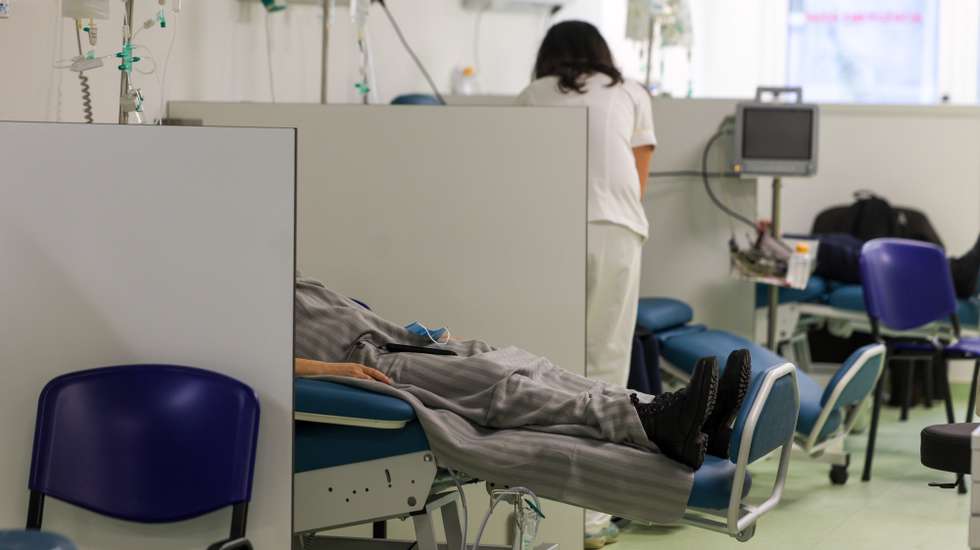 Foi hoje oficialmente inaugurado pela ministra da Saúde, Ana Paula Martins (ausente da fotografia), o novo Hospital de Dia de Adultos do Instituto Português de Oncologia (IPO) em Lisboa, 15 de novembro de 2024. O novo espaço permite não só alargar a capacidade de tratamento antineoplásico em Hospital de Dia, uma vez que passa de um total de 25 para 35 postos de tratamento, como potencia o crescimento da capacidade nos serviços de internamento, através de afetação dos postos de hospital de dia que existiam naqueles serviços. TIAGO PETINGA/LUSA